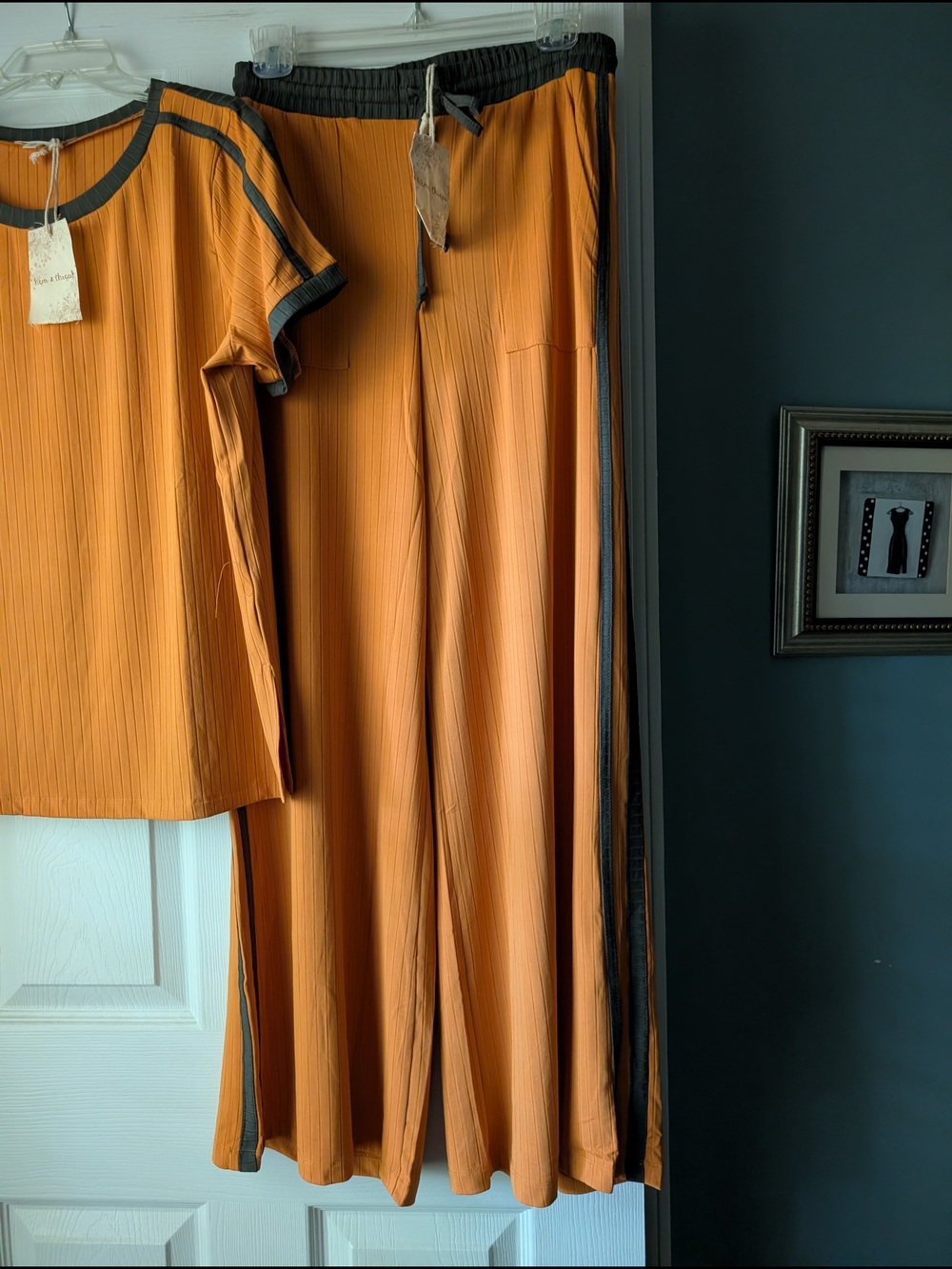 Hem & Thread Loung Set - Picture 4 of 16